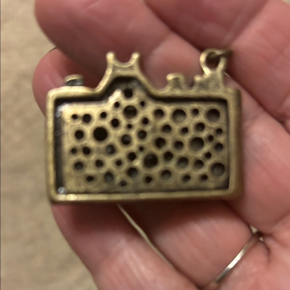 Camera Pendant Necklace with antique look - Picture 7 of 7
